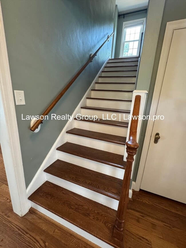 Building Photo - Charming and Updated Home in Raleigh Court with Fenced In Yard, Lawn Care Included!
