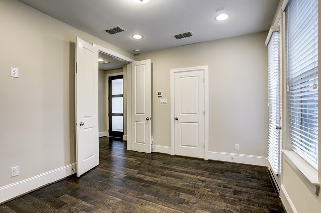 Building Photo - 5457 Larkin St