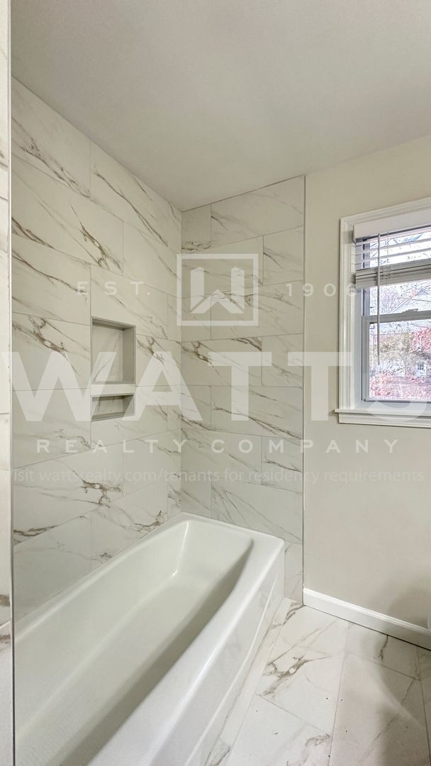 Building Photo - 4 Bedroom, 4.5 Bath Home in Heart of Hoover