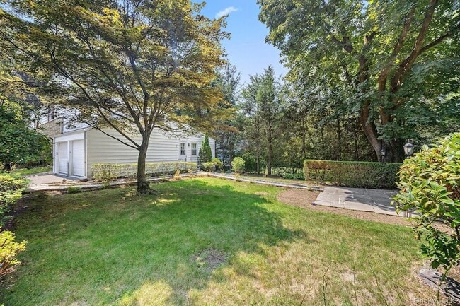 Building Photo - 1 Blackthorn Ln