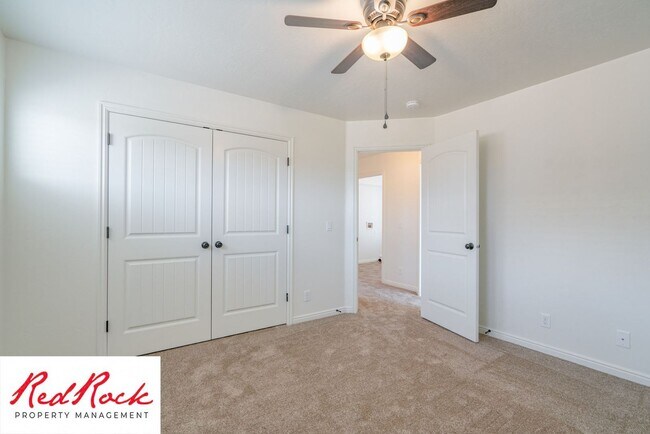 Building Photo - DOG-FRIENDLY 4 Bedroom Townhome with INTERNET INCLUDED!