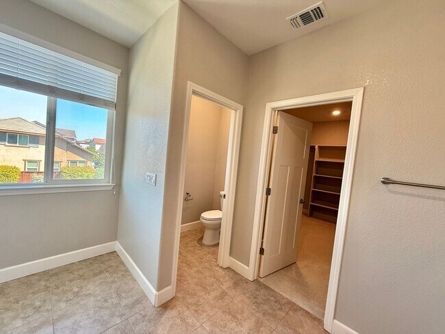 Building Photo - 1561 Osborn Dr