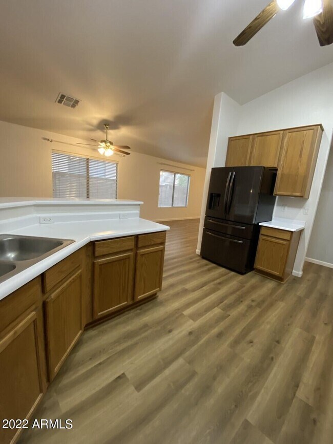 Building Photo - 8937 W Lone Cactus Dr