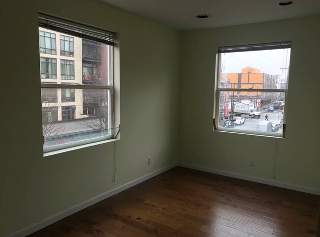 Building Photo - $3,200 / 1700ft2 - Prime Office Space for ...