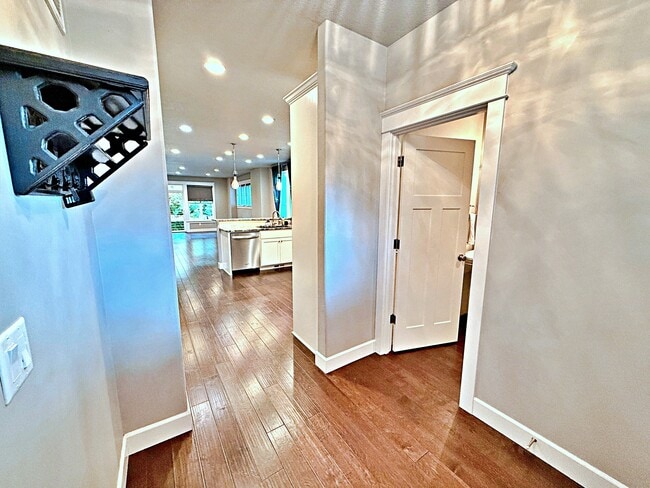 Building Photo - 1707 SW Moss St