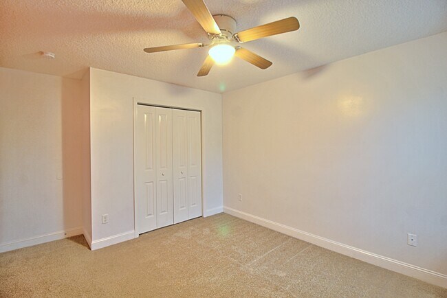 Building Photo - 432 Fairview Cir