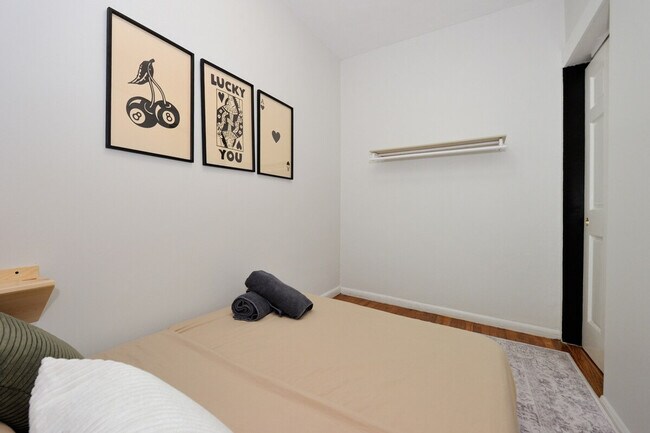 Building Photo - 388 W 38th St