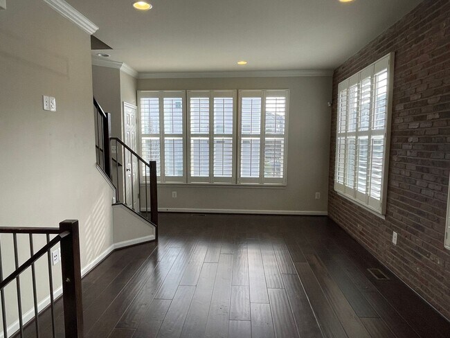 Building Photo - IMPRESSIVE STAFFORD TOWNHOUSE!