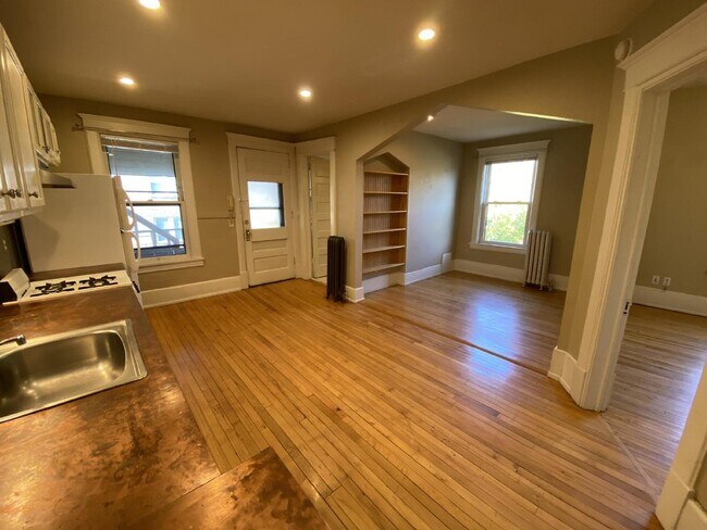 Building Photo - Rear entry private Second floor 1 Bed 1 Bath Historic Preserved Douglas Apartments in Desirable L...