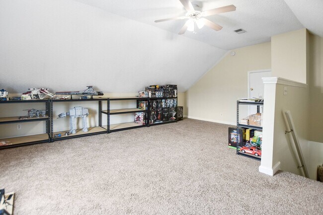 Building Photo - Pet Friendly Three Bedroom with Bonus!