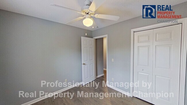 Building Photo - 3 BD/2 BA Upper Unit Condo in Hawthorne Pa...