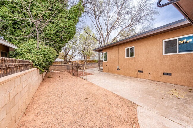 Building Photo - 444 Sierra Dr SE