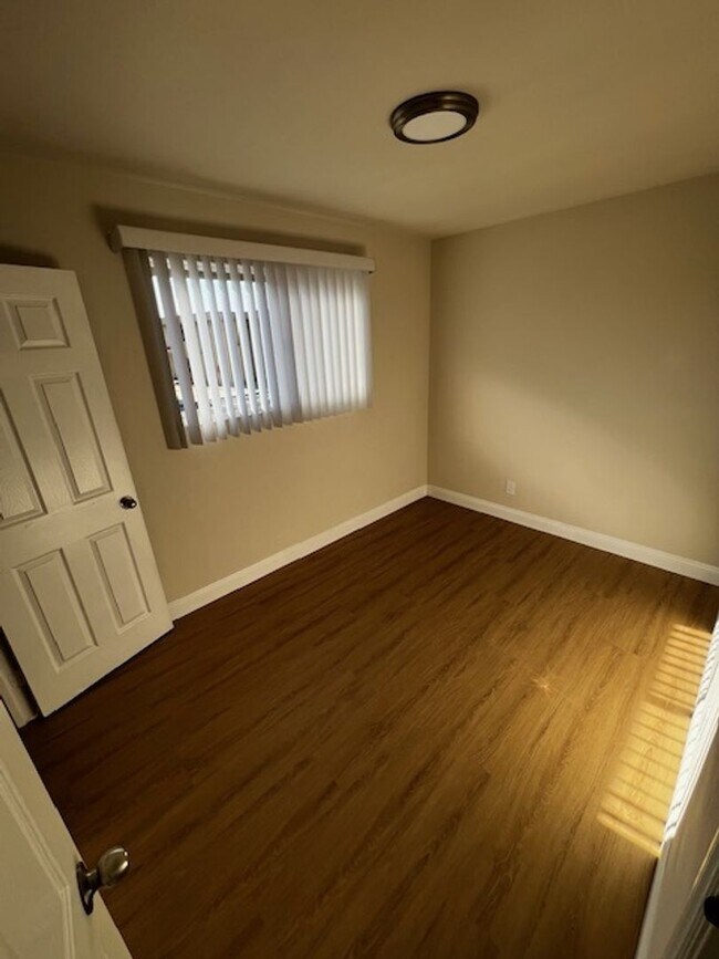 Building Photo - 2br - 1/2 twin Home with yard , garage and lots of parking