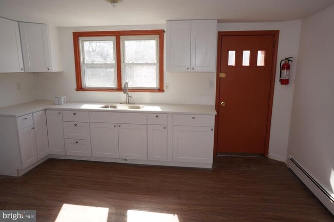 Building Photo - 250 E Chestnut St