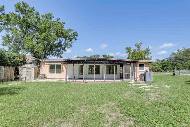 Building Photo - 121 S Triplet Lake Dr