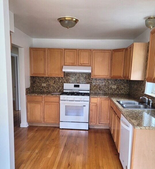 Building Photo - 5534 N Campbell Ave