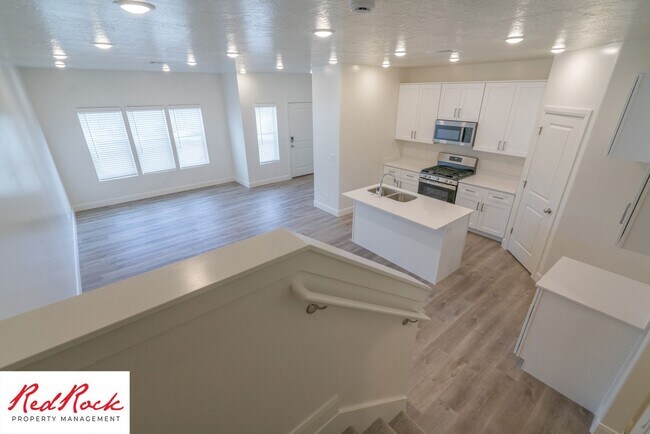 Building Photo - Stunning Spacious 3 Bedroom Unit