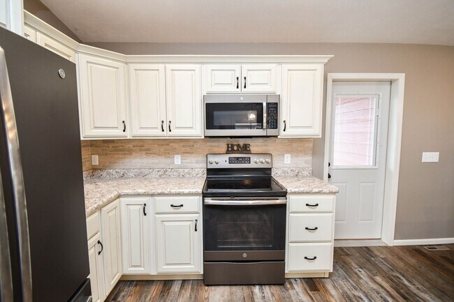 Building Photo - 5 Bedroom 3 Bathroom Single Family Home North Sioux Falls!