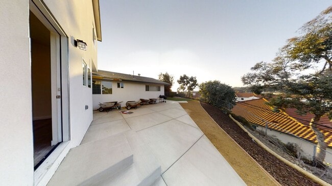 Building Photo - 4BD/2BA, Balcony Views!!