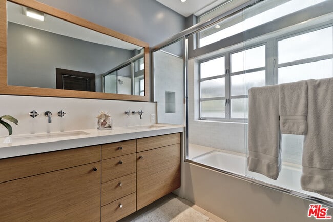 Building Photo - 1625 N Crescent Heights Blvd