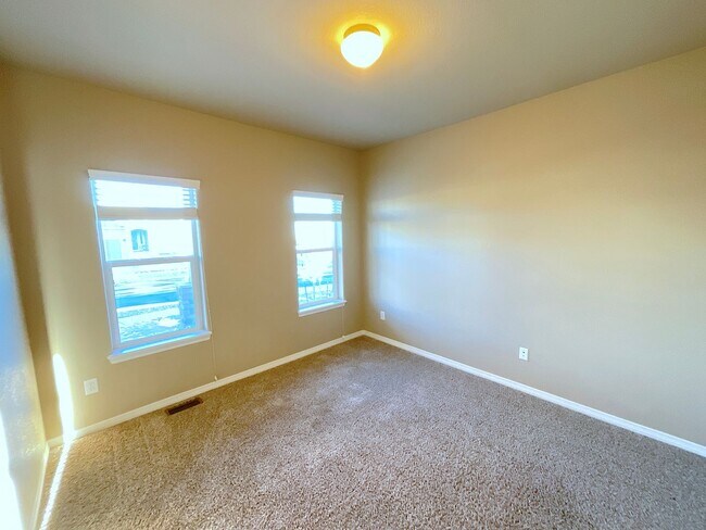 Building Photo - 4 Bedroom Home Available Near Londonderry Dr & Eastonville Rd!