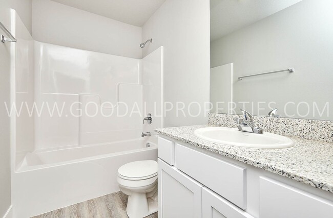 Building Photo - Beautiful 3 bedroom 2.5 bath townhome in W...