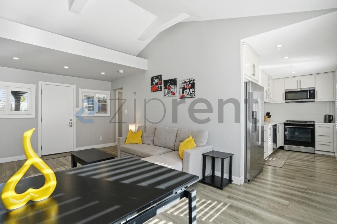 Building Photo - 10 27th Ave