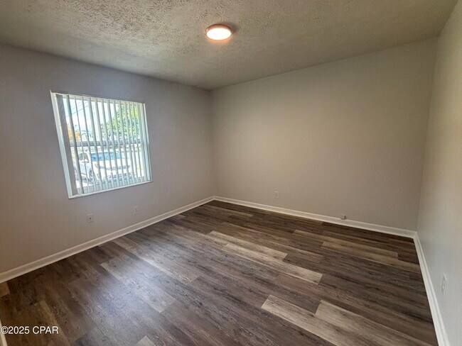 Building Photo - 3903 W 22nd St