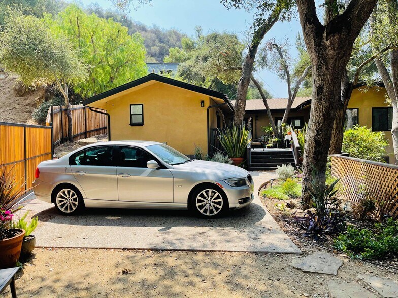 Building Photo - 932 Old Topanga Canyon Rd