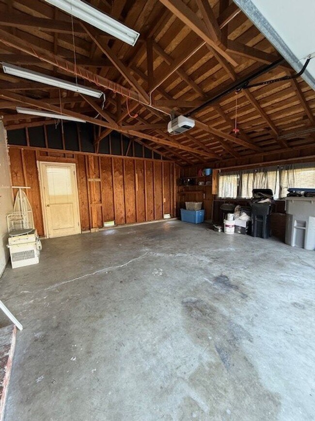 Building Photo - Home for the Holidays! 3 Bedroom, 2.5 Bath Single Family Home