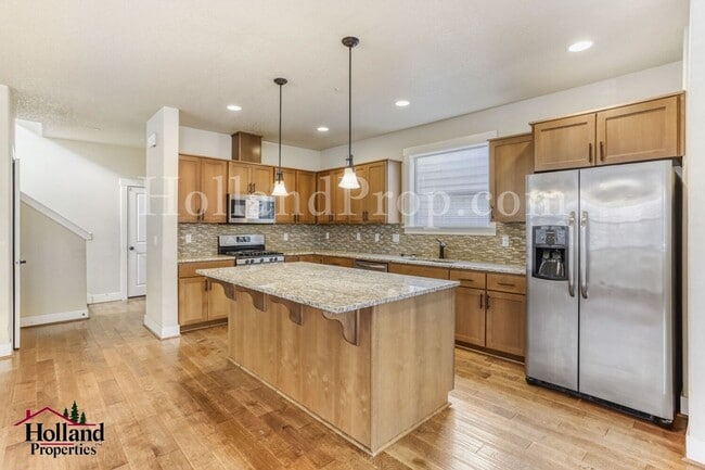 Building Photo - Charming 4-Bedroom Hillsboro Home with Attached Garage and Brand New Carpets!