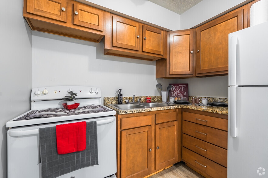 2BR, 1BA - 750SF - Kitchen - Chateau Royale Apartments