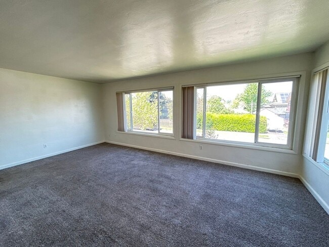 Building Photo - NO APPLICATION FEE AND FREE FIRST MONTHS RENT!! Cozy 2 Bed, 1 Bath Apartment Near Downtown Albany...