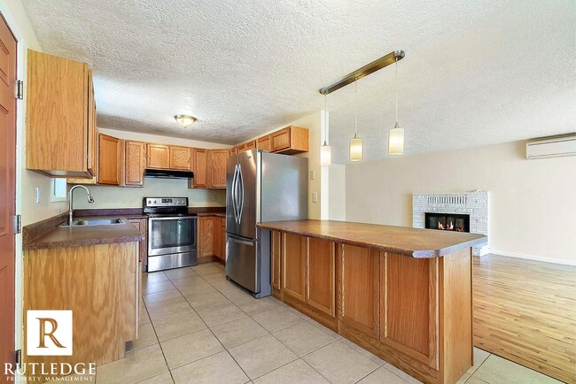 Building Photo - Sunlight & Sunrooms 2 Bedroom -  1 Full Bath - Fireplace