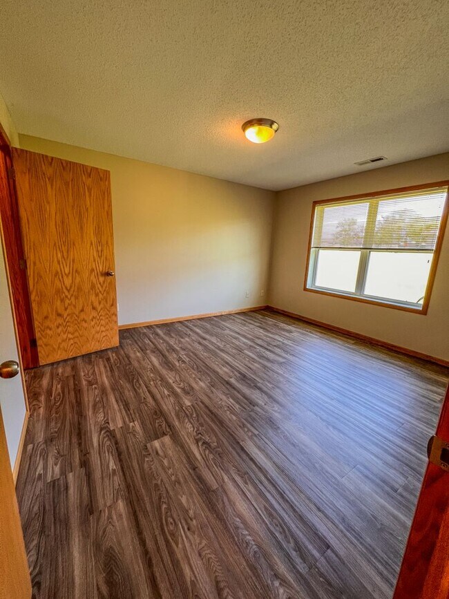 Building Photo - 2 Bedroom, 1.5 Bath Town Home