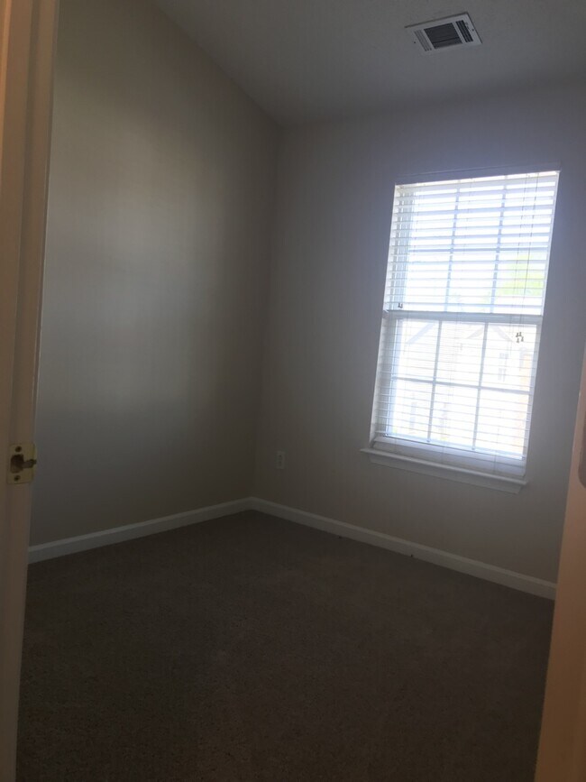 Building Photo - 3 Bedroom  2.5 Bath townhome located at  T...