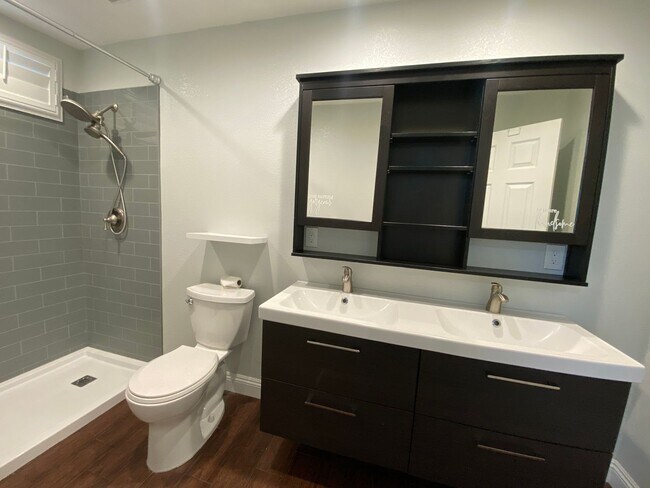 Building Photo - Beautiful & Spacious Home with Modern Touches