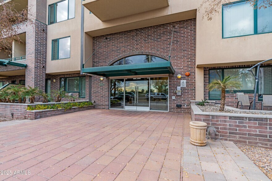 Building Entrance - 16 W Encanto Blvd