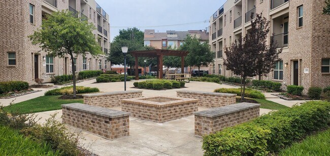 Building Photo - Energy Efficient Urban Townhome w/ Open Floorplan, Gourmet Kitchen, Rooftop Patio, & Exall Park N...