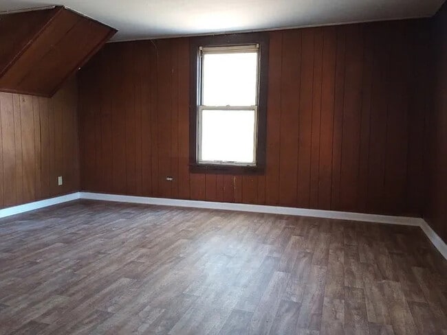 Building Photo - 3 Bedroom 1 Bathroom