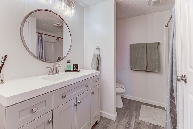 Building Photo - COMING SOON - Spacious Updated Condo in Great Location!