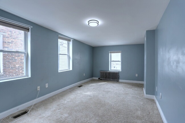 Building Photo - (2BD/1.5BA) Fabulous Patterson Park Townhome