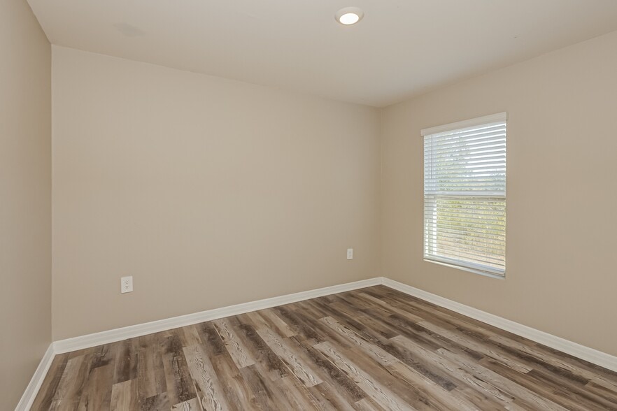 Building Photo - 548 Woodview Dr