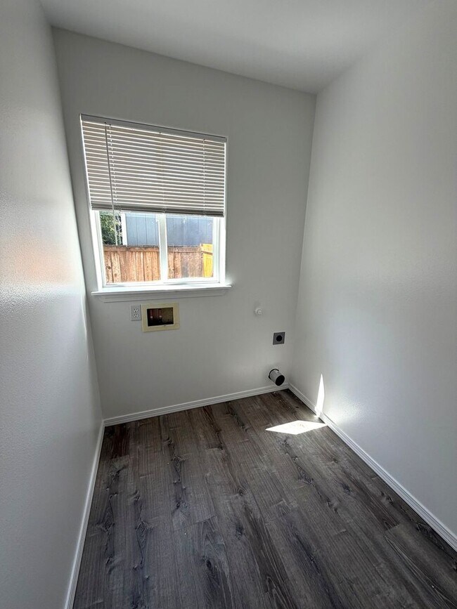 Building Photo - Large 4 bedroom 2.5 bathroom in Arlington