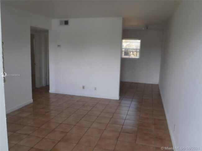 Building Photo - 1045 NE 39th Dr