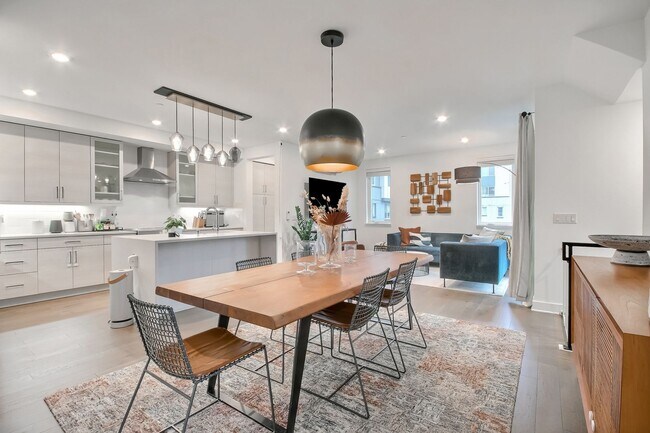 Building Photo - Stunning Modern Townhome in Sammamish!