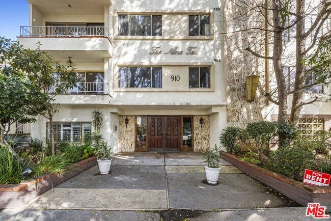 Building Photo - 910 S Holt Ave