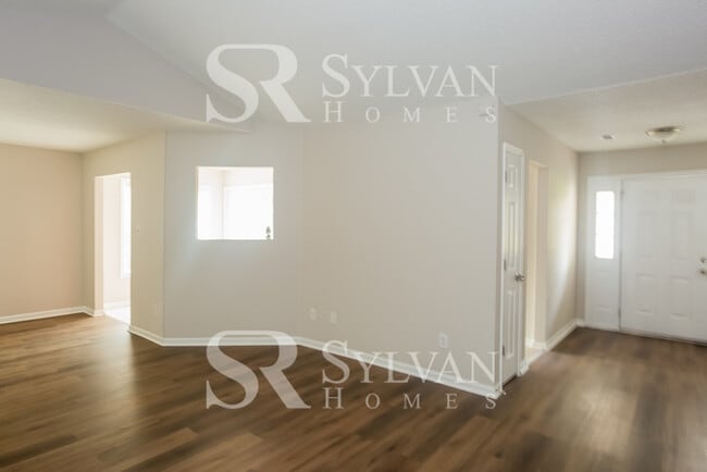 Building Photo - This home exudes a cheerful and welcoming charm!