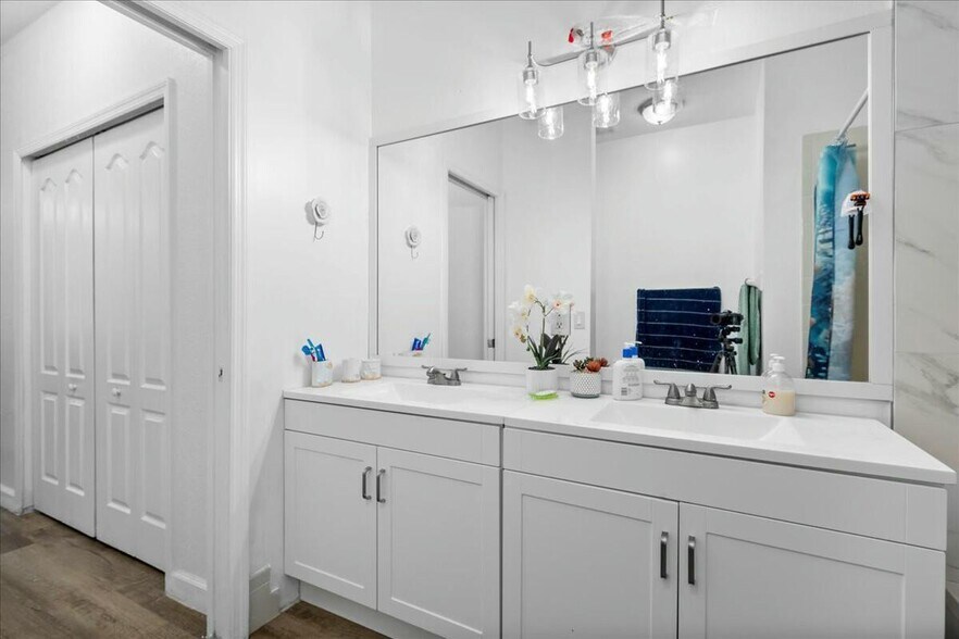 Building Photo - 1109 Shoma Dr