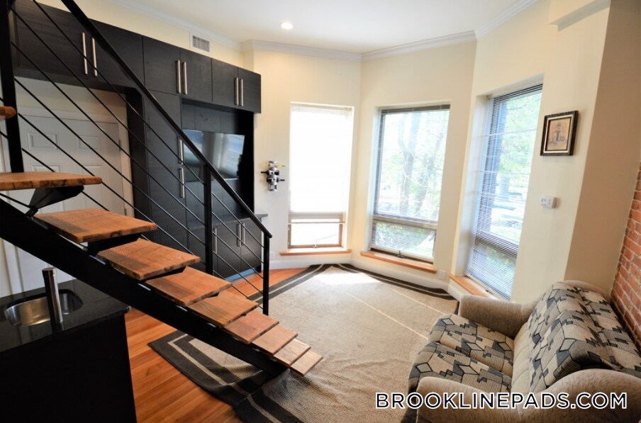 Building Photo - 1689 Beacon St